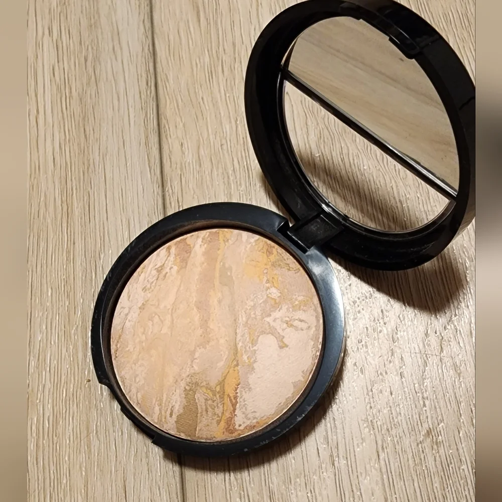Laura Geller Baked Balance N Brighten Color Correcting Powder Foundation . Fair